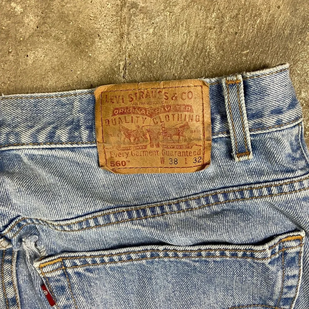 Vintage 90s Levi's 560 Jeans Size 38x32 Blue Denim Light Wash Loose Fit Tapered